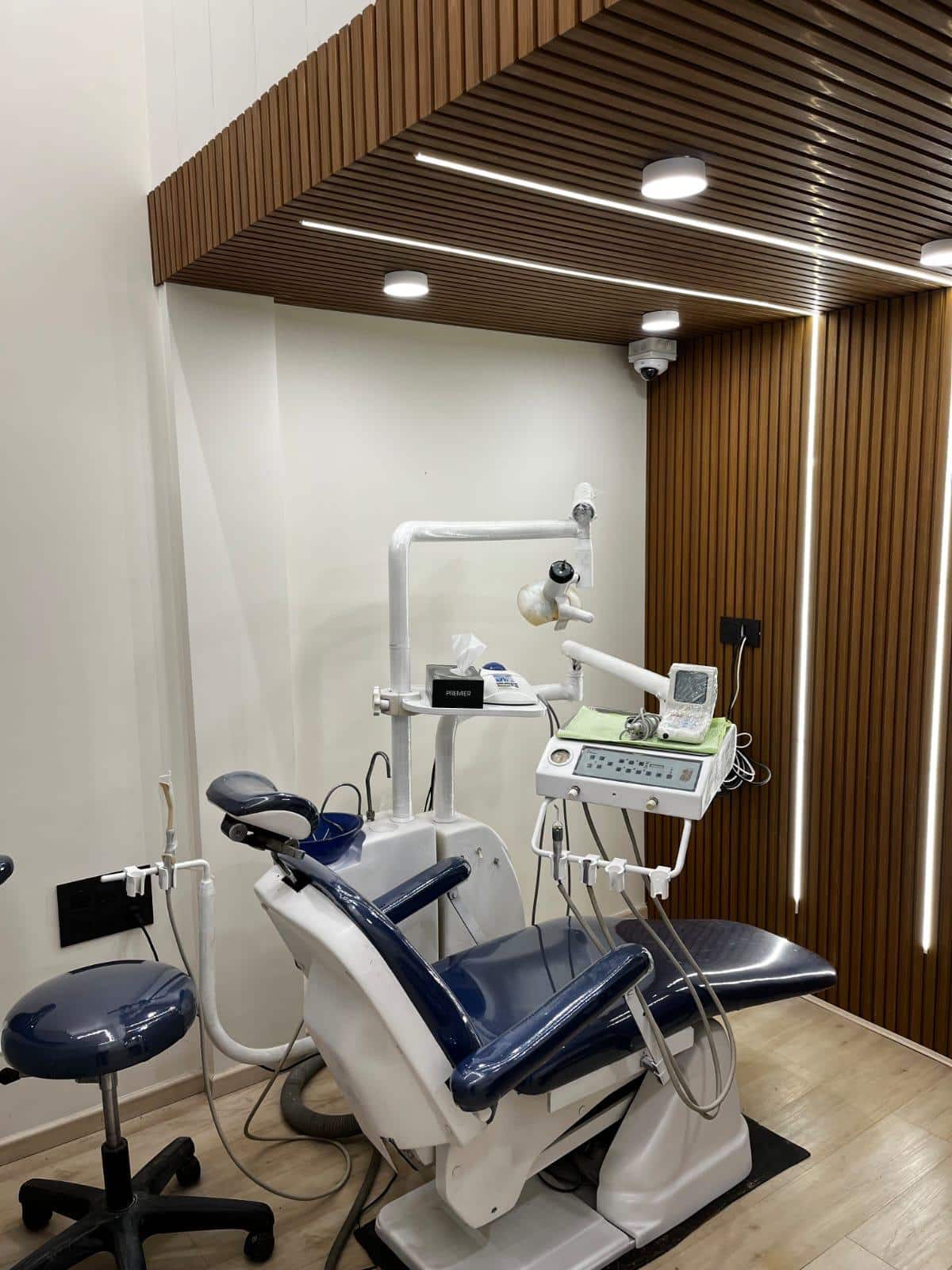 Samridhi Dental's treatment room with a comfortable chair, modern equipment and warm wood interior