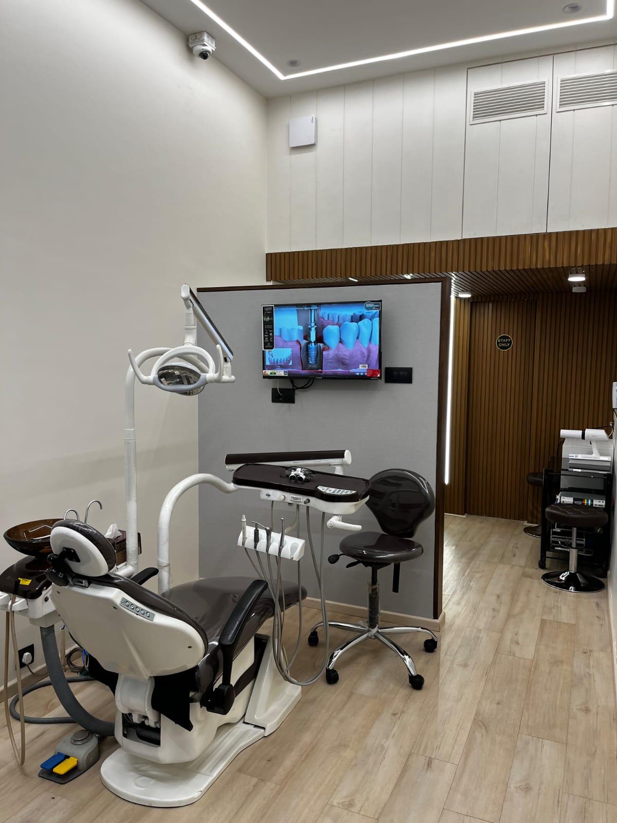 Chairside screen at Samridhi Dental showing dental imaging so patients can see their own diagnosis